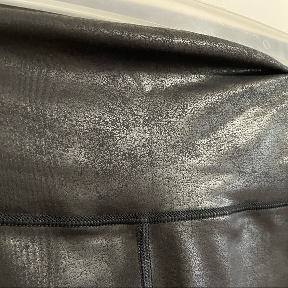 Aerie Offline The Hugger High Waisted Crackle 7” Bike Shorts - Picture 3 of 4